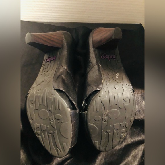 Indigo black women heel shoe. Size US 8 - Picture 4 of 5